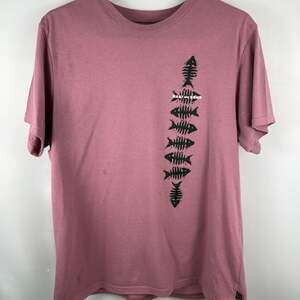 Maui and Sons Mauve Graphic T-Shirt Fish Skeleton and Surfer Artwork Men's Large